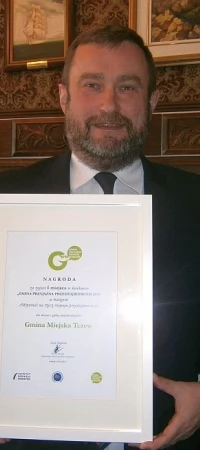 Prezydent Mirosław Pobłocki z przyznaną nagrodą