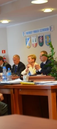 Radni powiatowi podczas majowej sesji