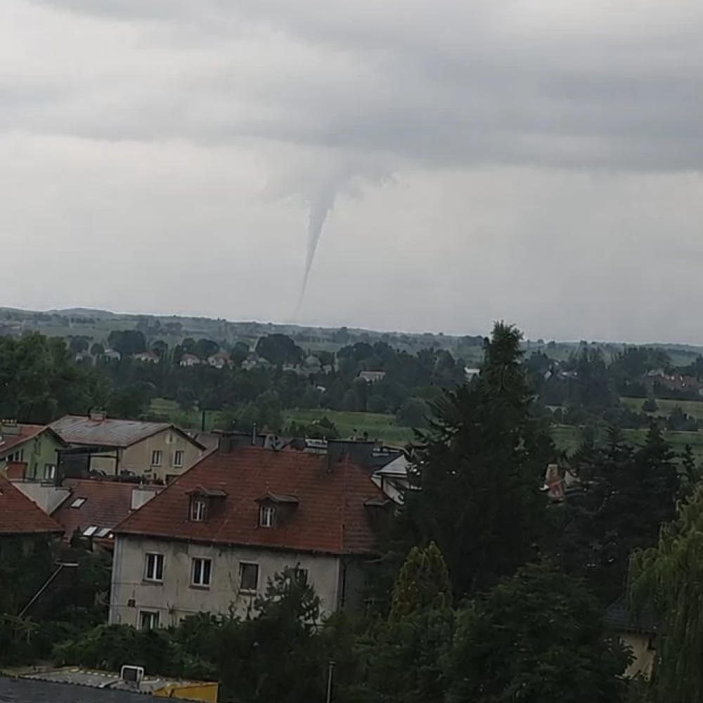 Zagrożenie burzami i trąbami