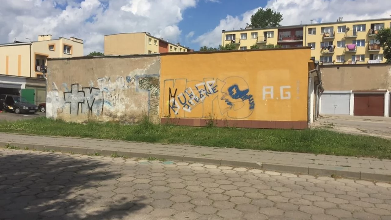 Były kibicowskie bazgroły, jest logo miasta