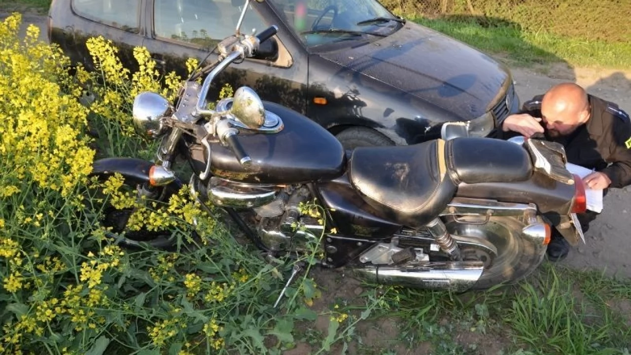 2 wypadki, 2 rannych. Motocyklista bez uprawnień i zatrzymane prawo jazdy kierowcy VW