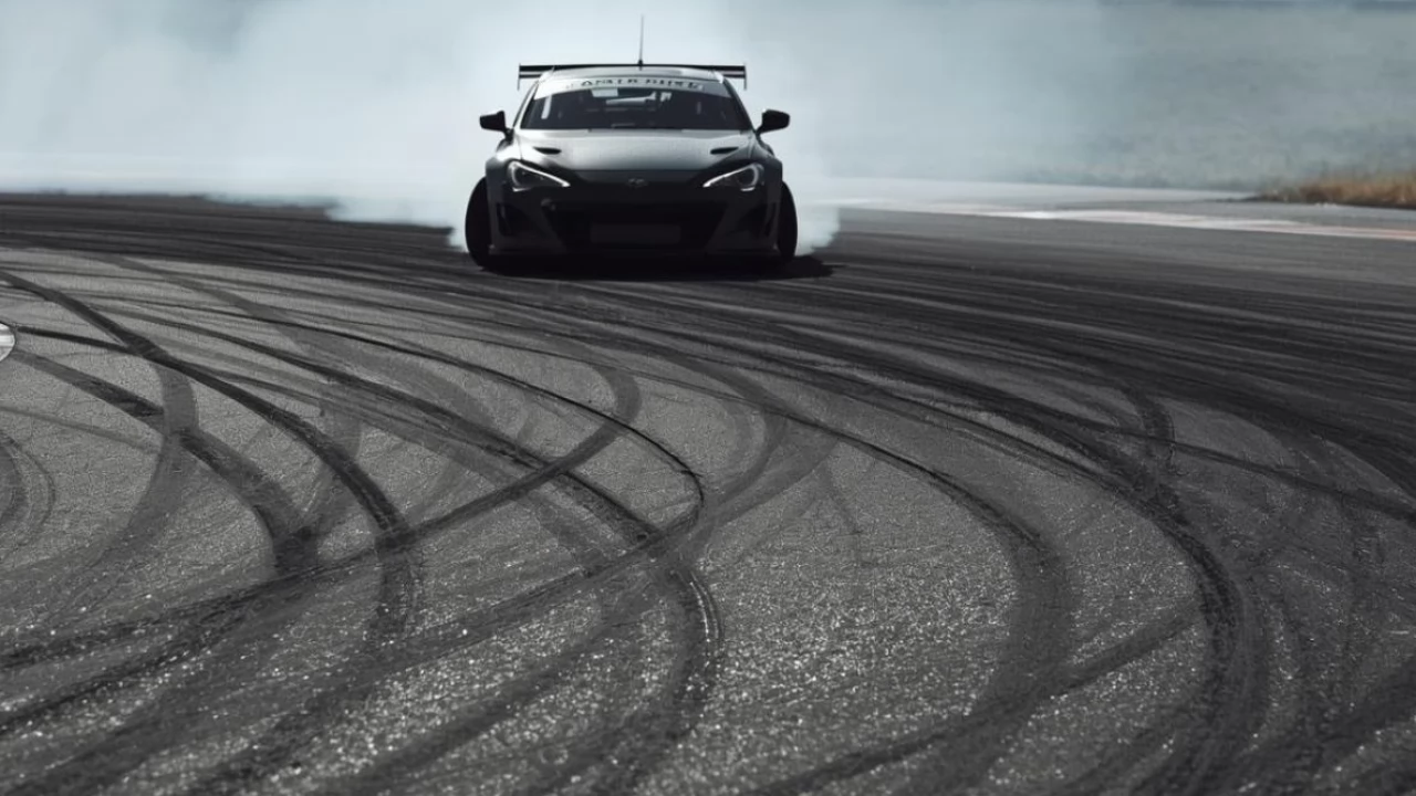 Od jutra nowe przepisy dotyczące organizowania spotkań motoryzacyjnych oraz sankcjonujące nielegalne wyścigi i driftowanie