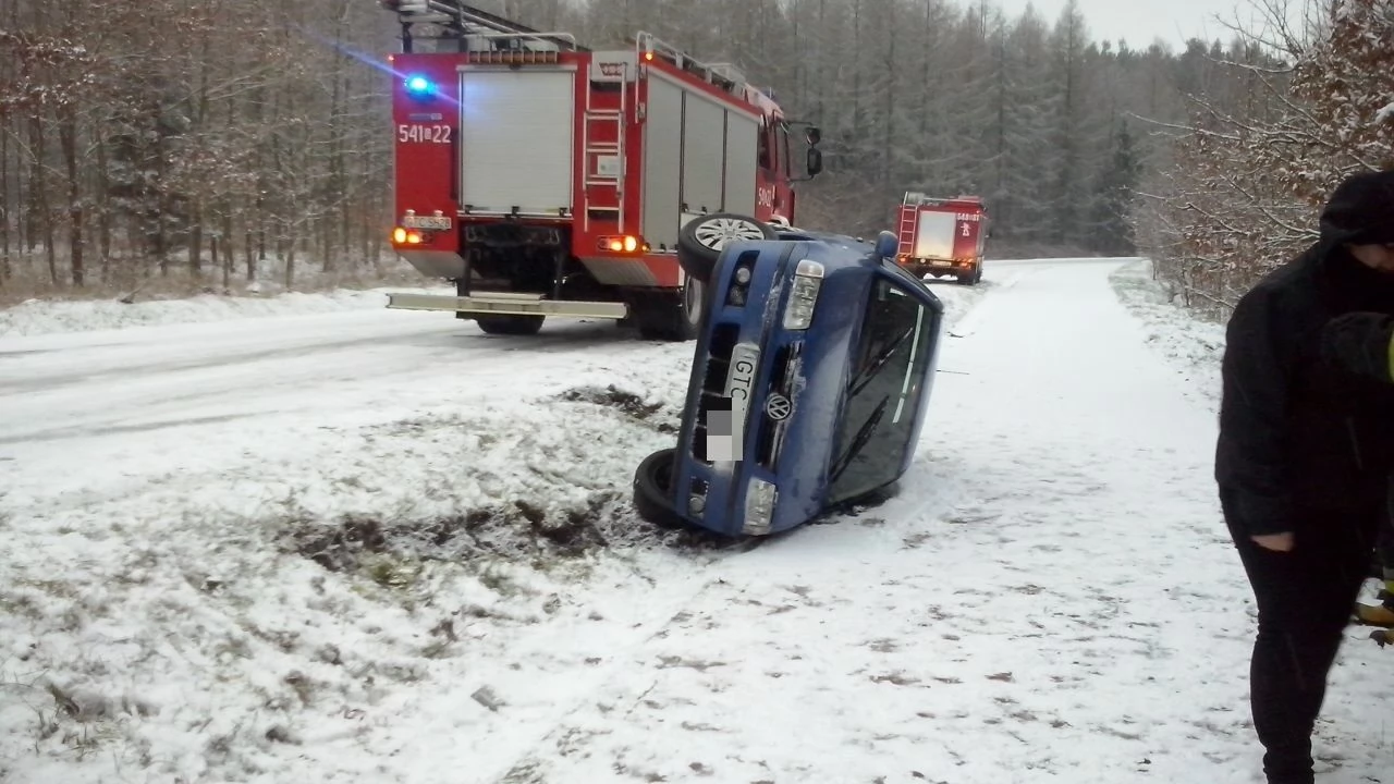 Trudny dzień na drogach - kolizje, plama oleju
