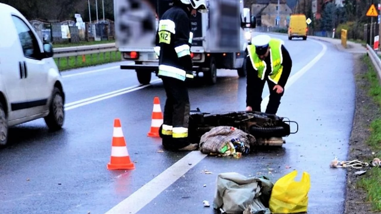Dwie osoby w szpitalu po zderzeniu motoroweru z osobówką