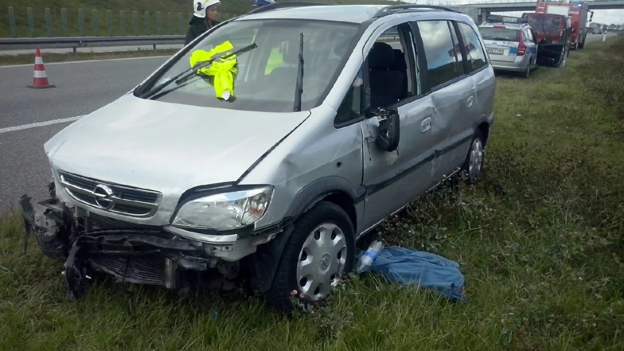 Wypadek na A1. Jeden z kierowców chciał pomóc, a najechało na niego inne auto