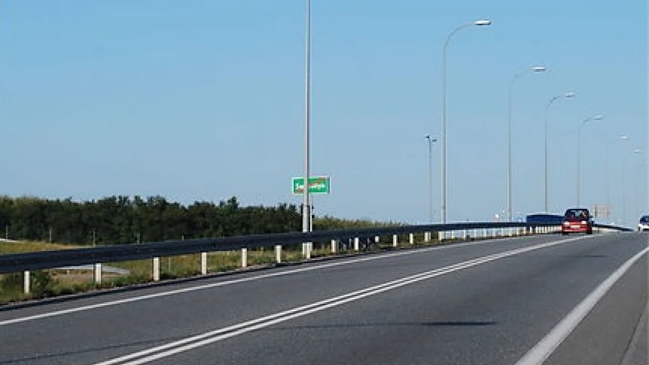 Policjanci uczą kierowców, jak korzystać z autostrady