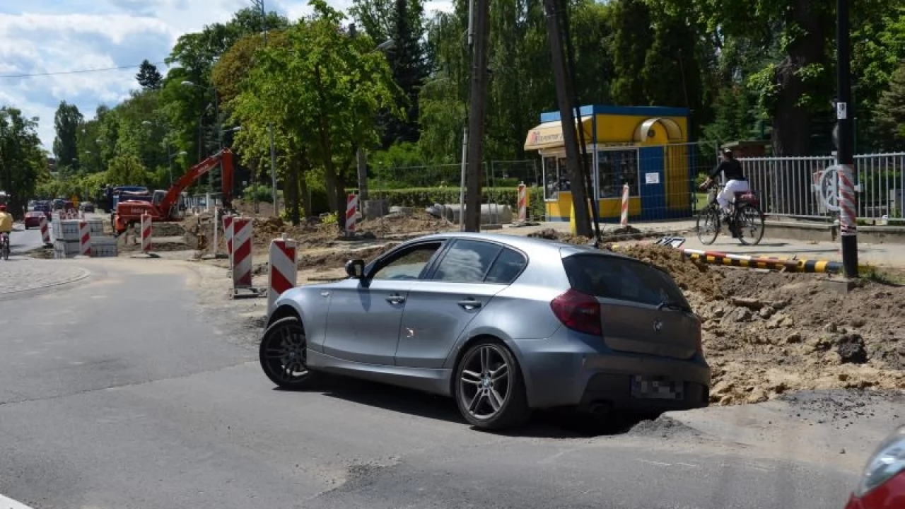 Osobowe BMW w wykopie na terenie budowy ronda