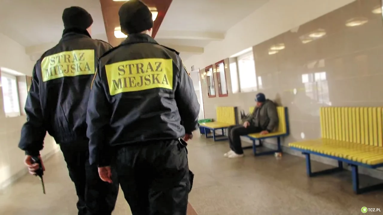 Leżał na przystanku. Policjant i strażnik reanimowali nieprzytomnego mężczyznę