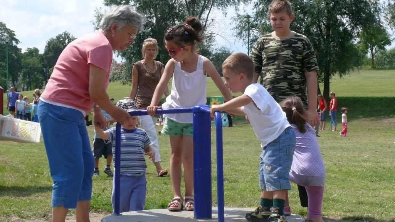 Plac zabaw przy "dwójce" gotowy na jesień