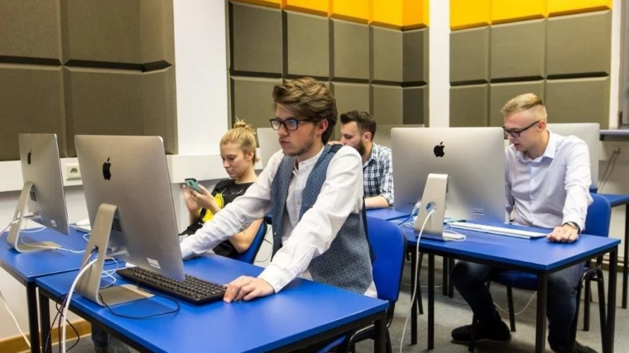 Na wysokie zarobki mogą liczyć absolwenci kierunków z branży IT. Szeroką ofertę proponuje m.in. Polsko-Japońska Akademia Technik Komputerowych w Gdańsku