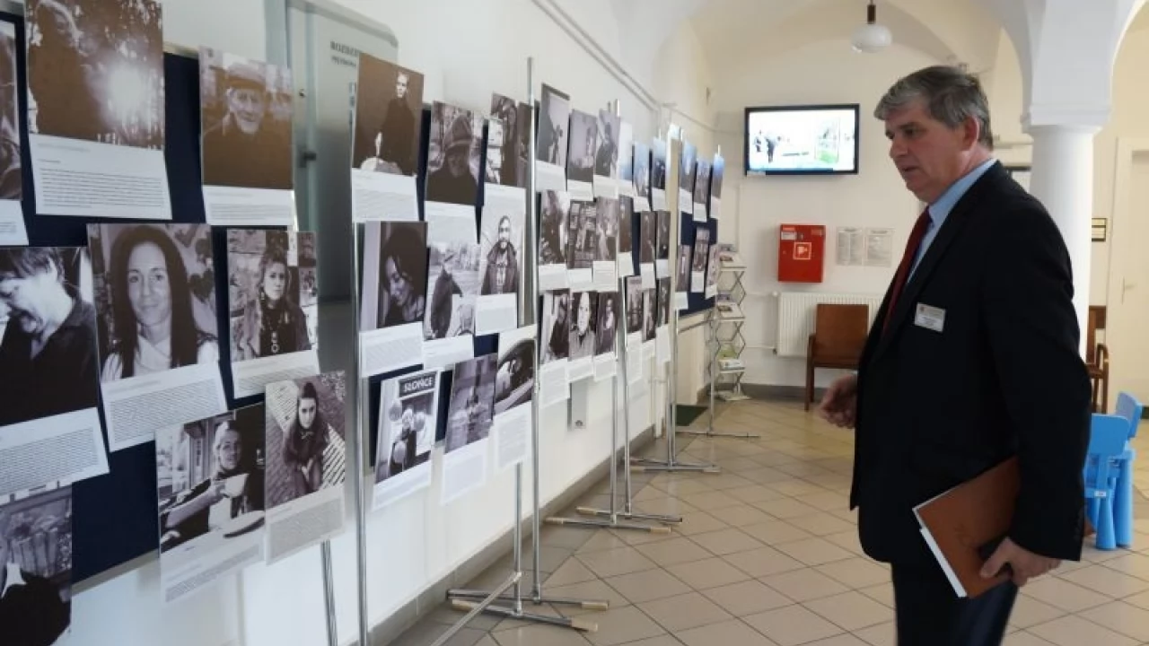 Studenci ASP przyjrzeli się mieszkańcom starówki. Ta wystawa to efekt ich pracy
