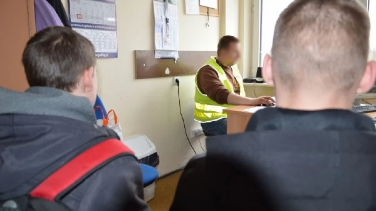 18- i 15-latek zabrali telefon 14-latkowi. Pełnoletniemu grozi 12 lat więzienia