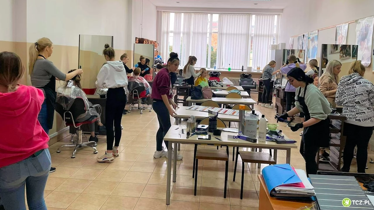 Adepci fryzjerstwa zadbali o fryzury uchodźczyń