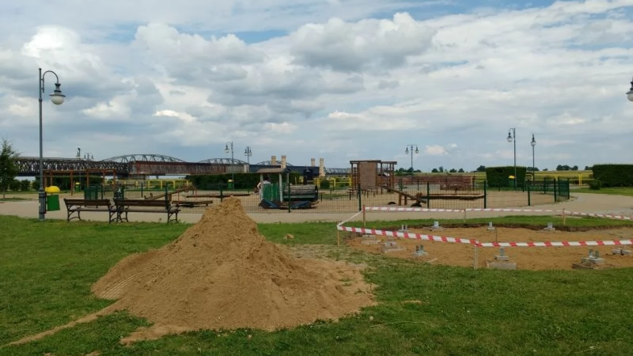 Na bulwarze powstaje altanka, lada dzień będzie też kurtyna wodna