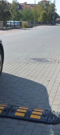 Nowy próg zwalniający na Rokickiej
