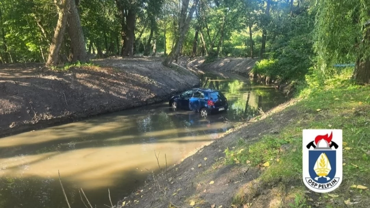 Pelplin. Auto w rzece