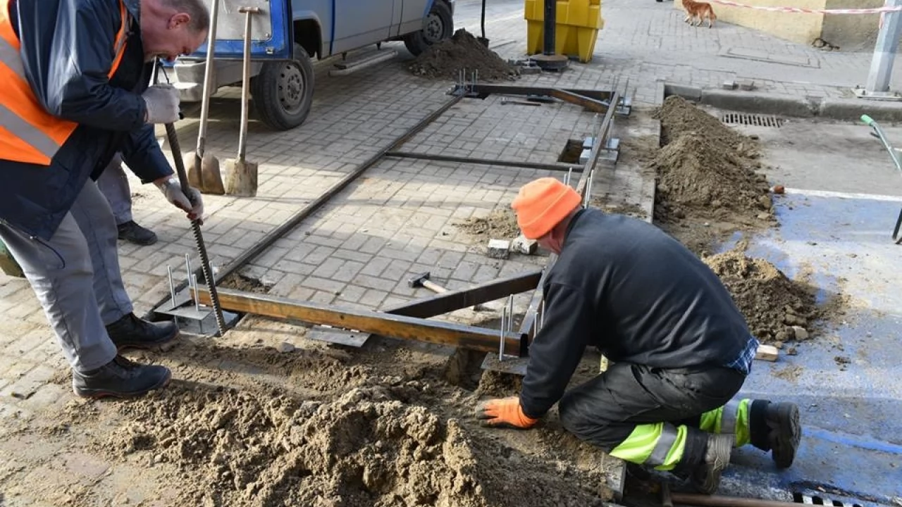Ruszyła wymiana kolejnych wiat przystankowych