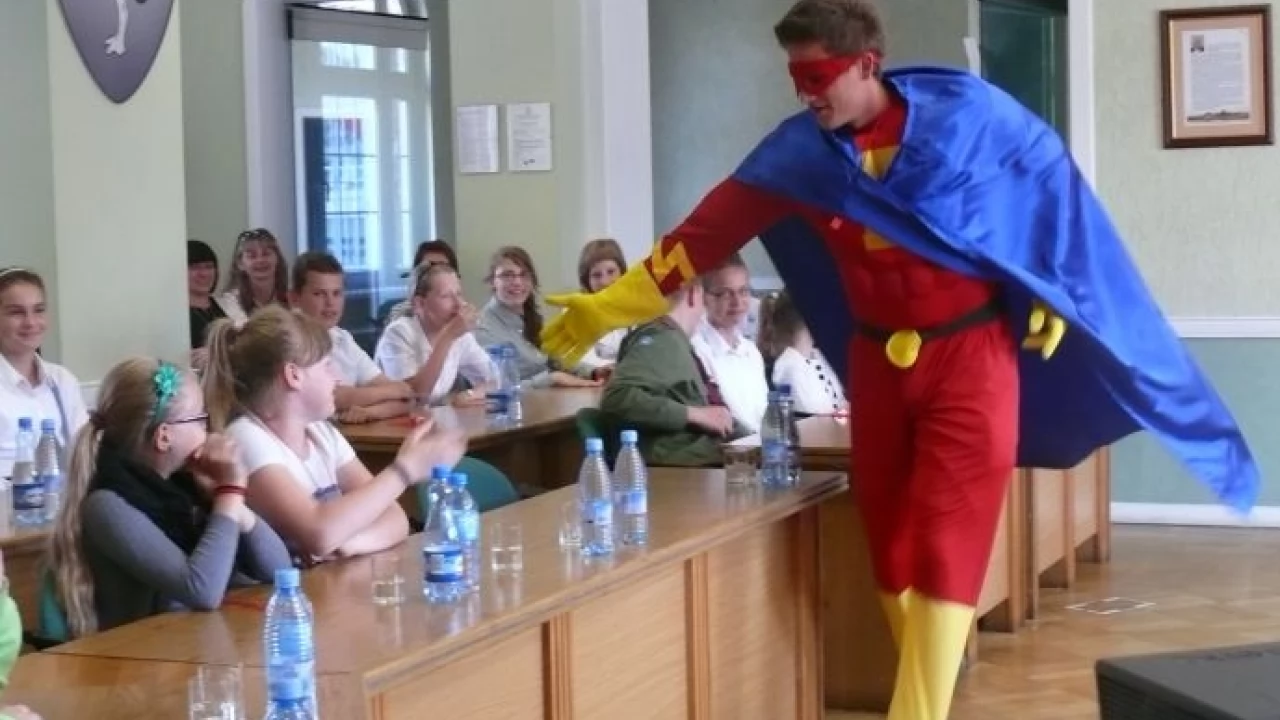 Superbohater ostrzeże przed przemocą