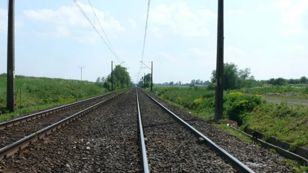Śmiertelny wypadek na torach. Utrudnienia w ruchu pociągów