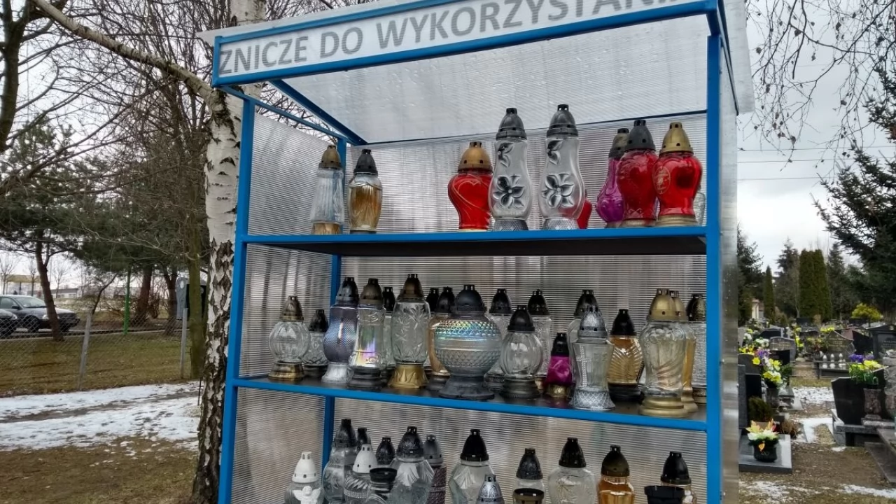 Zamiast do śmietnika, do dalszego użytkowania. Na cmentarzu stanął regał na znicze