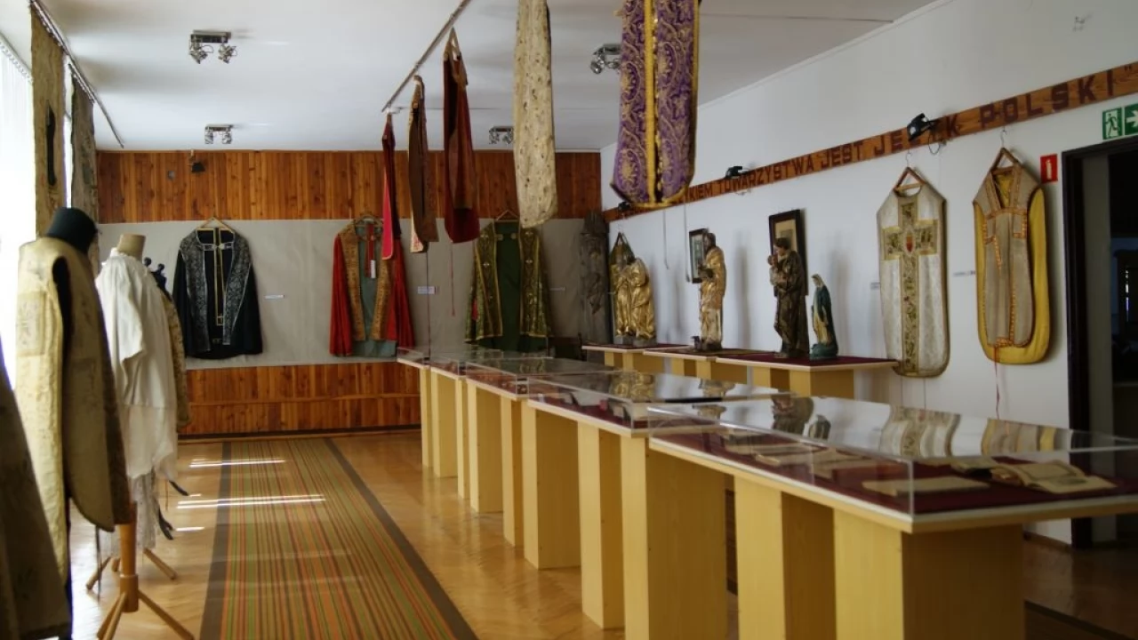 Skarby Sanktuarium w Piasecznie - dawne szaty liturgiczne