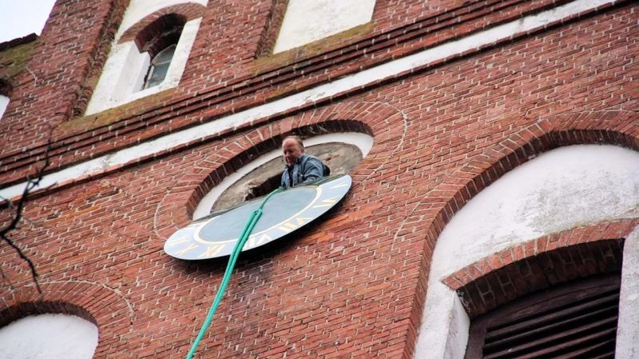Ten zegar ma tylko jedną wskazówkę - bo warto czasem się nie spieszyć...