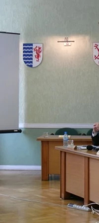 Włodzimierz Mroczkowski (z lewej) podczas dyskusji z radnym Urbanem (z prawej)