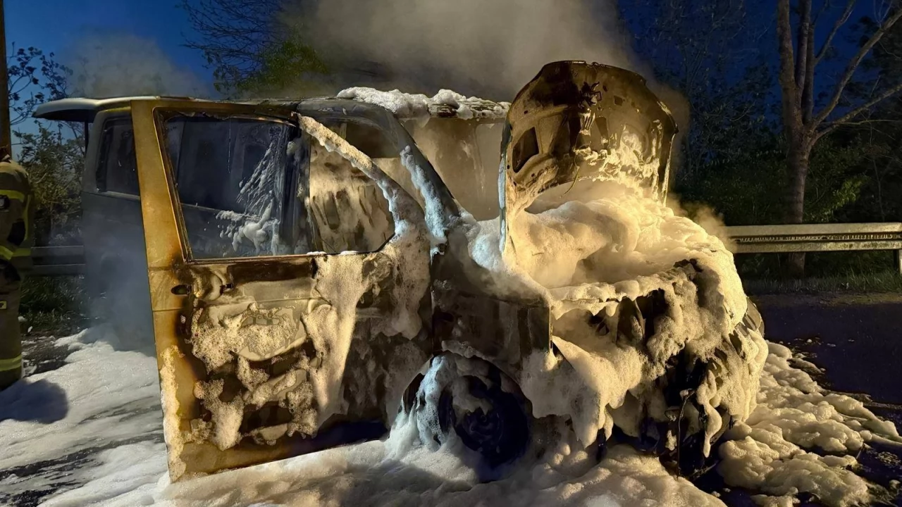 VW spłonął na lokalnej drodze