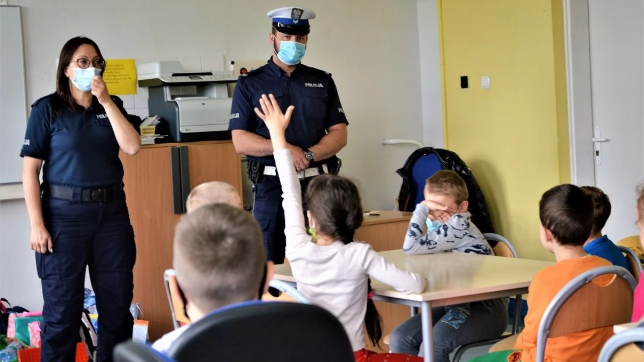Policjanci rozmawiali z uczniami o wakacyjnym bezpieczeństwie
