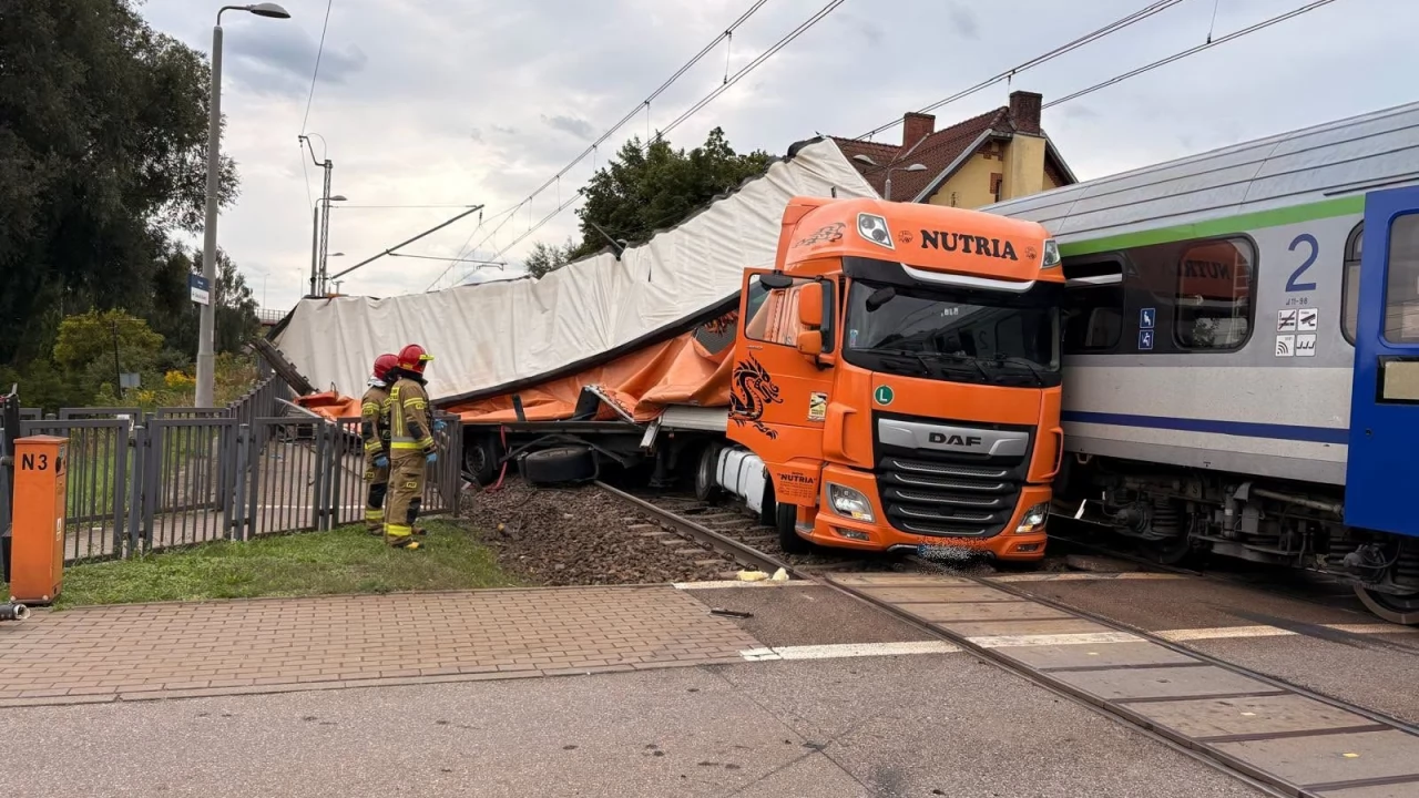 Wypadek na przejeździe kolejowym. Utrudnienia między Tczewem a Gdańskiem