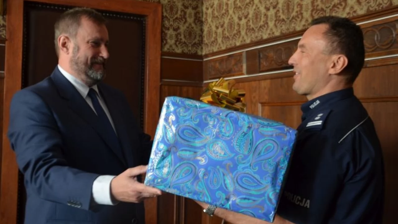 "Pierwszaki" z odblaskami. Policja przypomina - być widocznym na drodze to podstawa