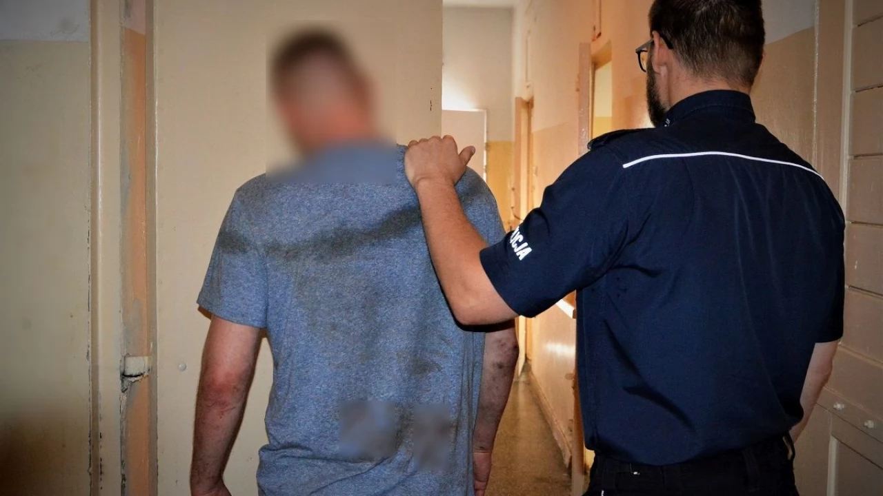 Po pijanemu uszkodził drzwi. Nie zamierzał też posłuchać policjantów