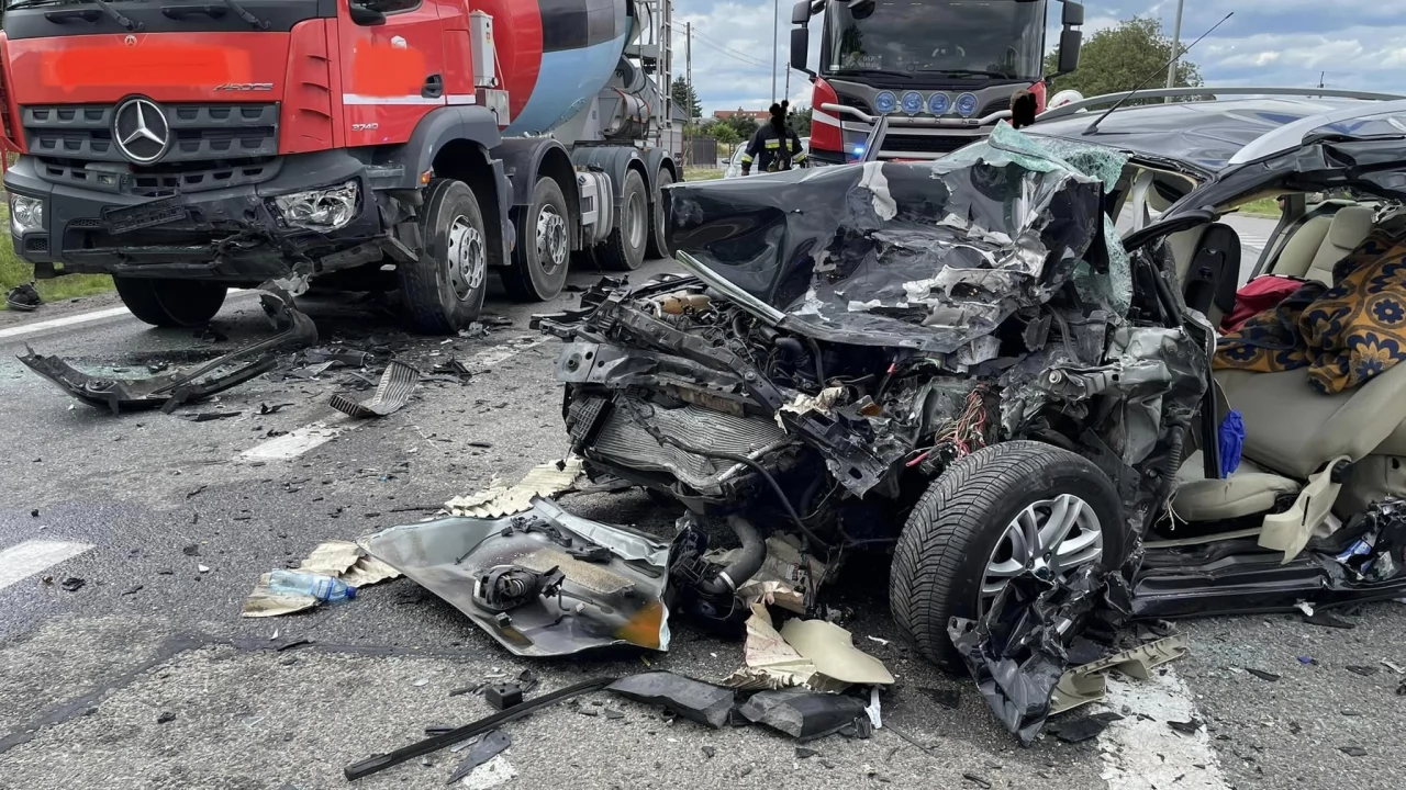 Poważny wypadek w Zajączkowie. Strażacy ratowali uwięzionego kierowcę