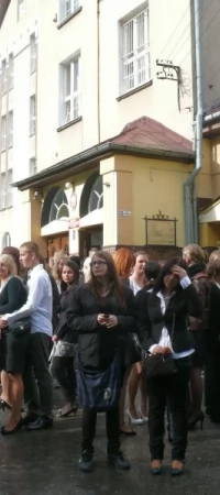 Uczniowie I LO oczekujący na inaugurację roku szkolnego