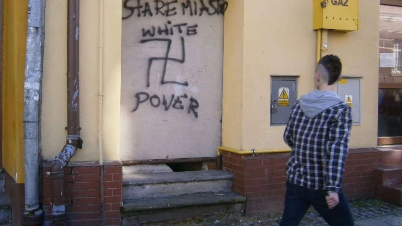 "White power" i swastyka na Starym Mieście - policja przypomina, że to karalne