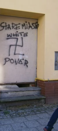 Napisy widnieją na kamienicy przy ul. Podgórnej