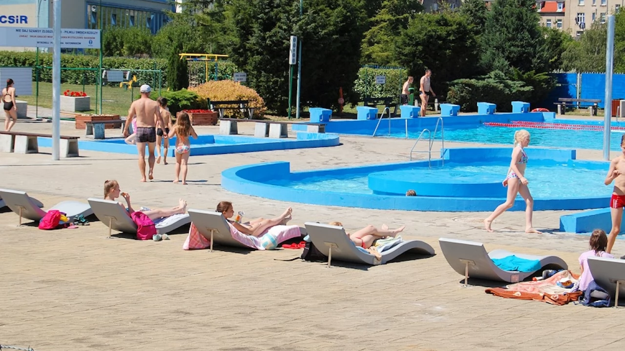 Idziesz na basen, czy na plażę? Nie kuś złodzieja pozostawionymi przedmiotami
