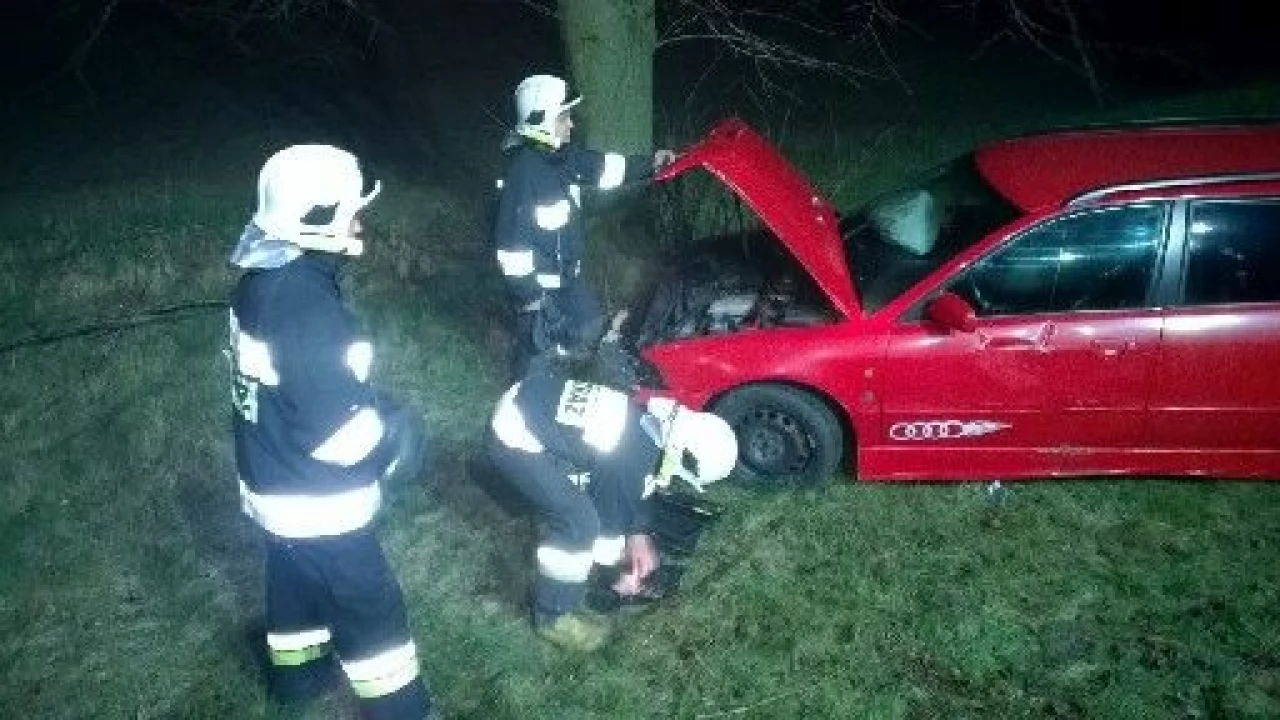 Zderzenie dwóch aut - audi w rowie