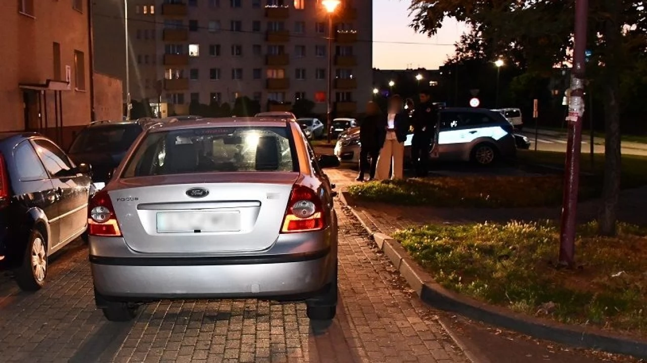 Cofał i potrącił pieszą. Czterdziestolatka w szpitalu