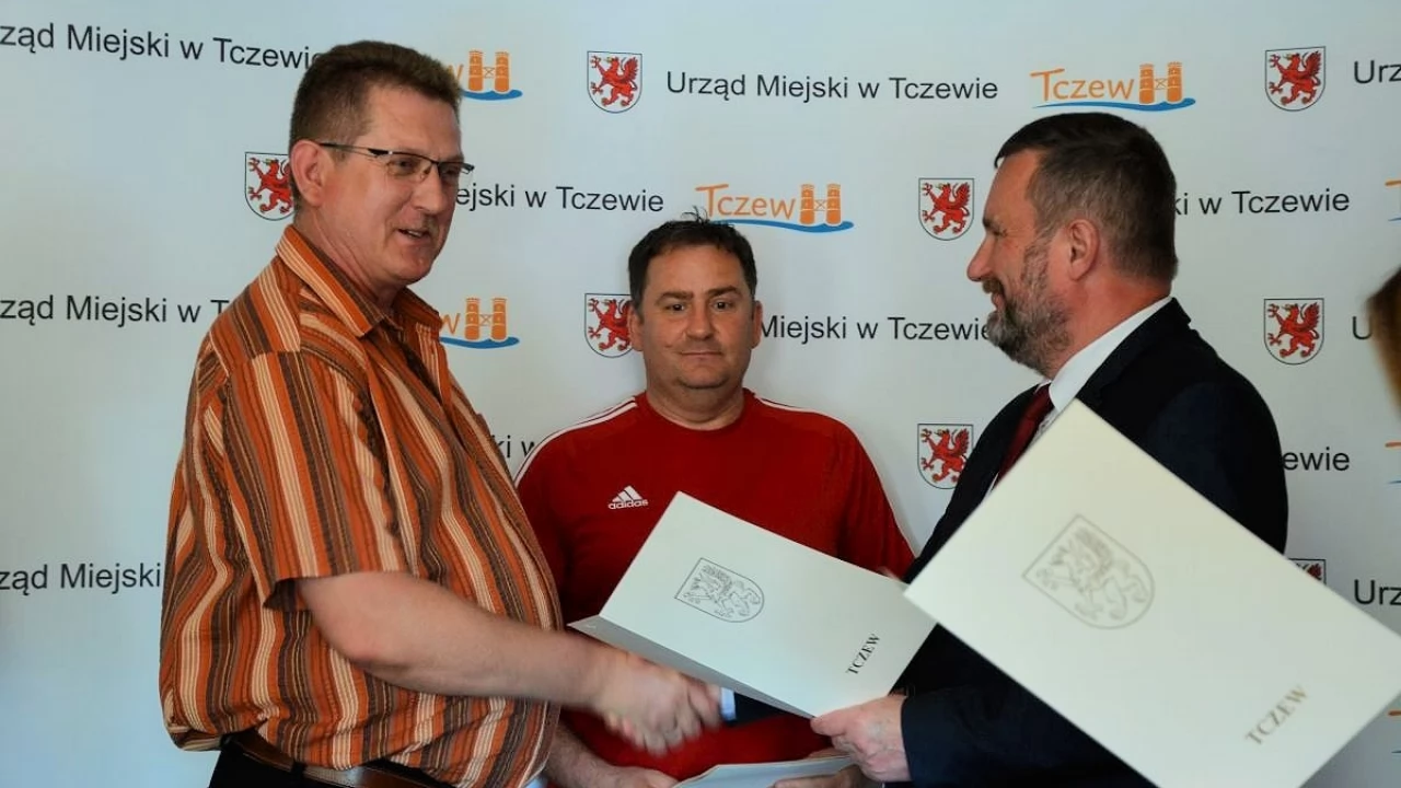 "Może jest bezdomna - czy coś". - A nawet jeśli?!" Załoga śmieciarki pomogła nieprzytomnej kobiecie
