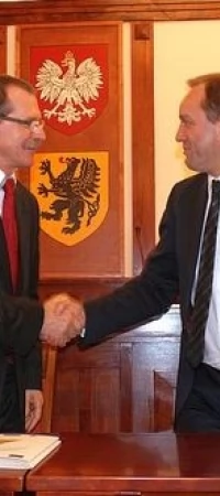 Na zdjęciu marszałek województwa (z lewej) i burmistrz Pelplina