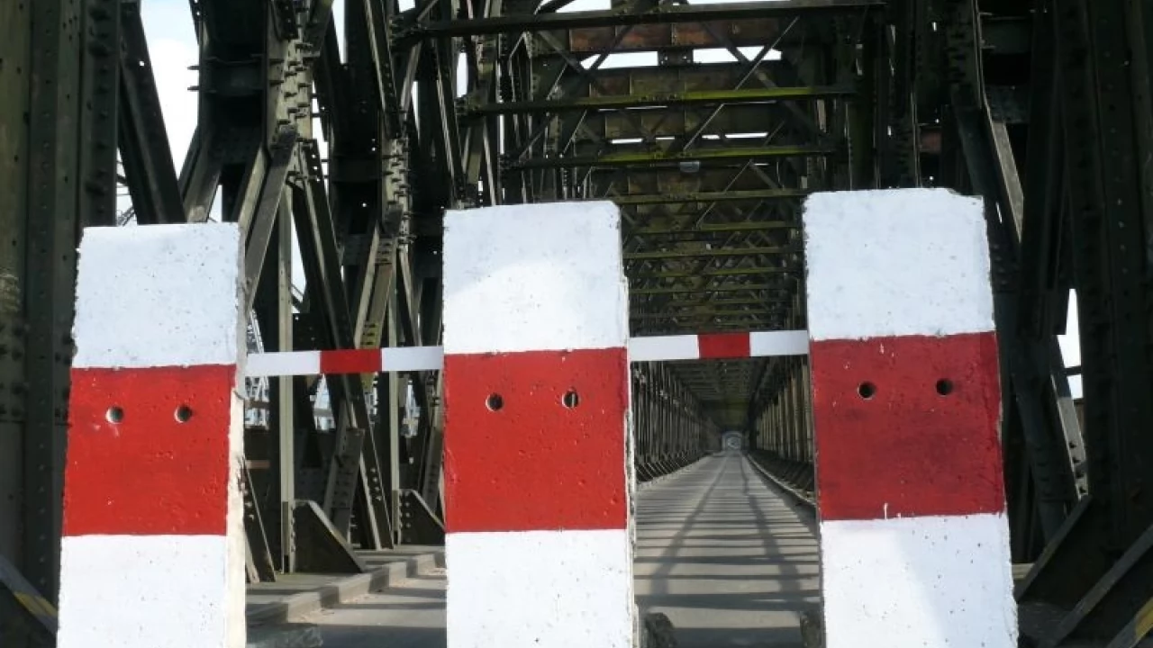 17-latka wpadła do Wisły. Pisała smsa i nie zauważyła dziury w moście