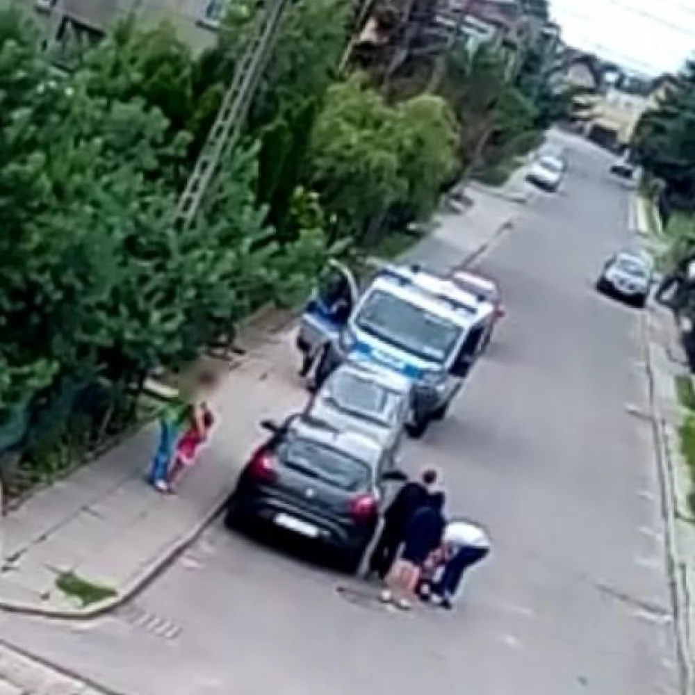 Dramatyczna interwencja na os. Staszica. Matka trojga dzieci znowu kompletnie pijana