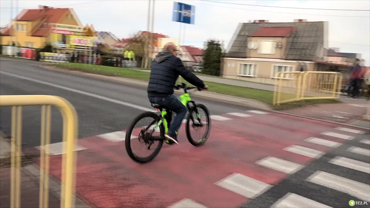Rowerzysta kontra kierowca. Do wypadków dochodzi najczęściej w środę, czwartek i piątek