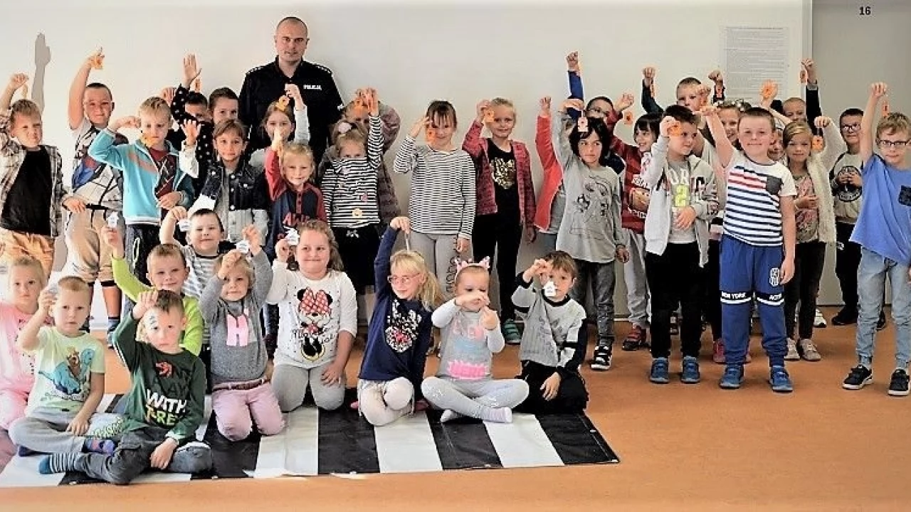 Policjanci mówią o bezpieczeństwie pierwszoklasistom