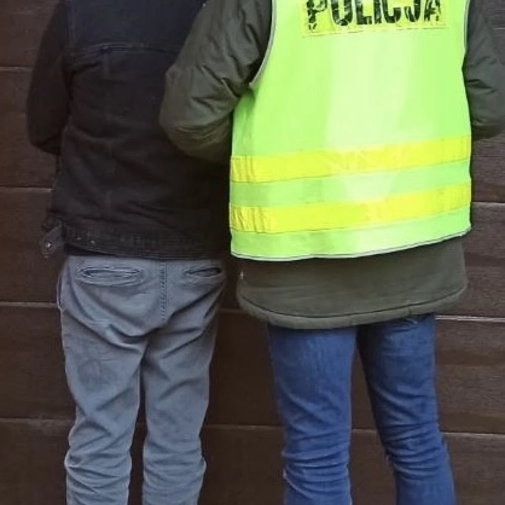 Mercedes uderzył w słup. Kierujący tłumaczył, że to nie on prowadził - alkomat rozwiał wątpliwości