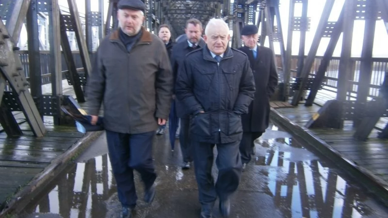 Leszek Miller z wizytą w Tczewie. Oceniał stan zabytkowego mostu