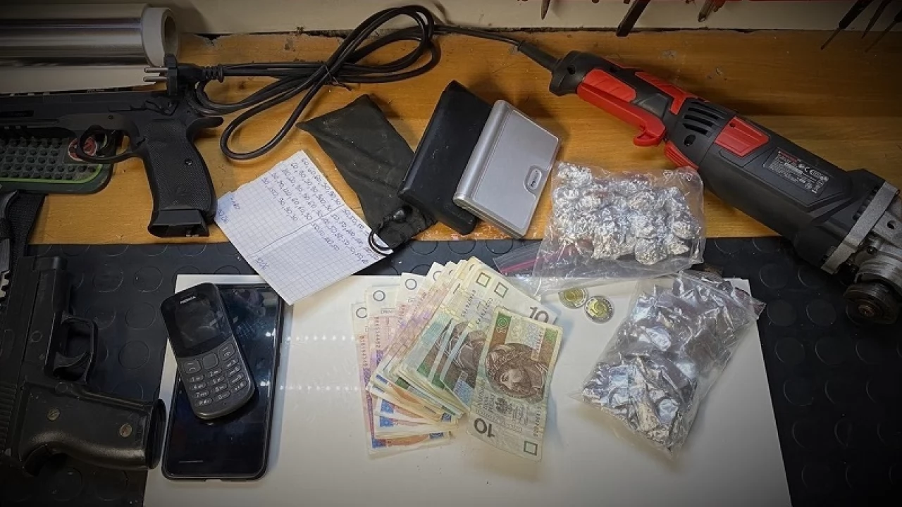 Narkotyki, szlifierka i... pistolety w małżeńskiej piwnicy