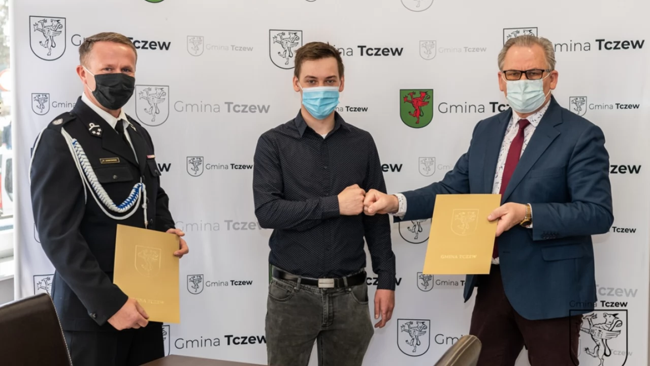 Młody strażak nagrodzony. Wyniósł z płonącego domu jedną osobę