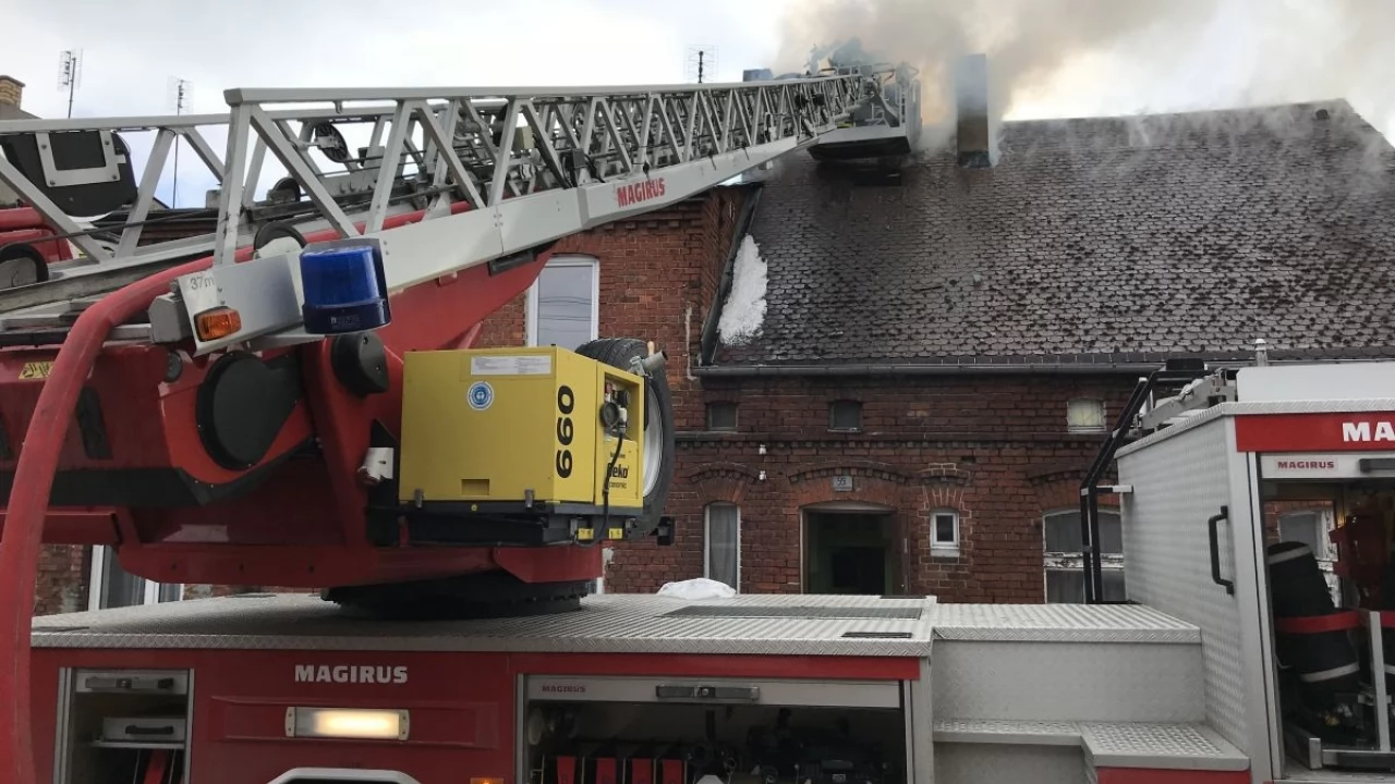 Pożar na ulicy Czyżykowskiej. Trwa akcja gaśnicza, jedna osoba ranna